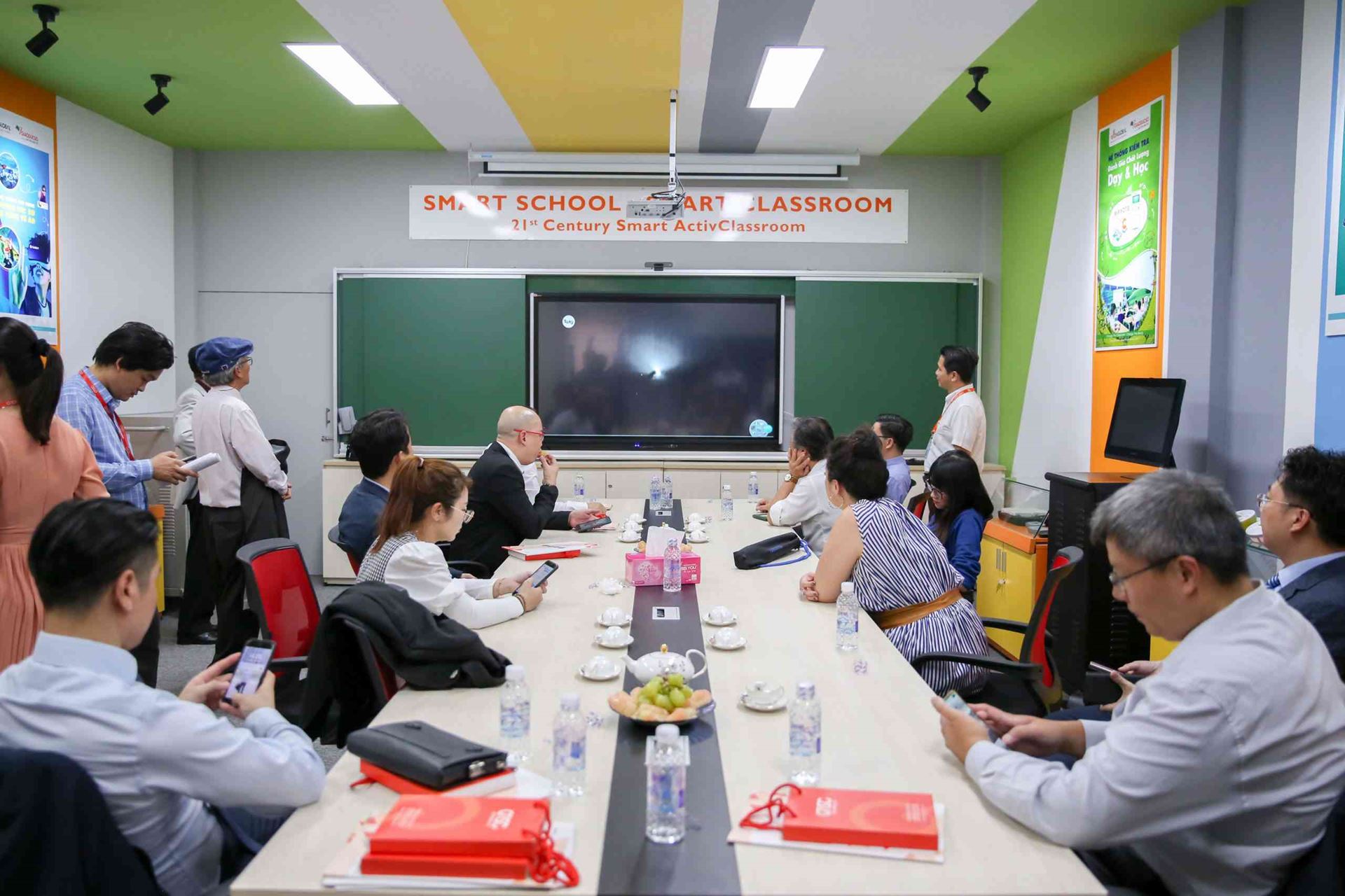 ĐOÀN KIỀU BÀO VIỆT NAM THAM QUAN TRUNG TÂM STEAMZONE