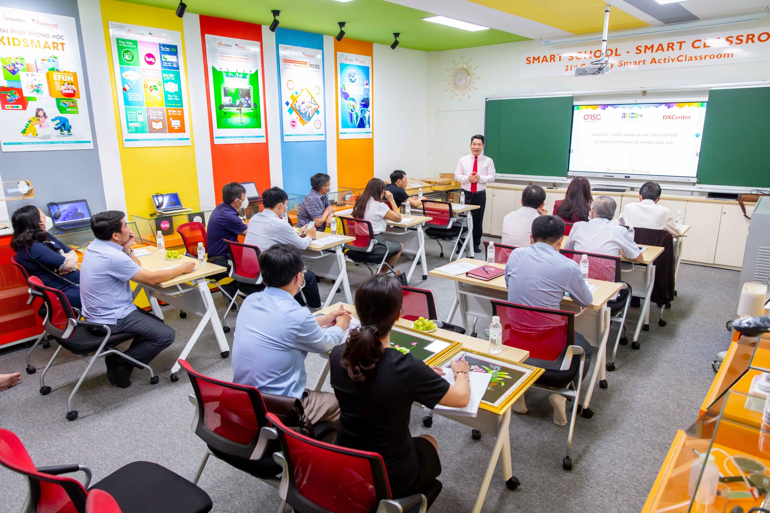 Đoàn tham quan phòng Showroom tại trung tâm steamzone