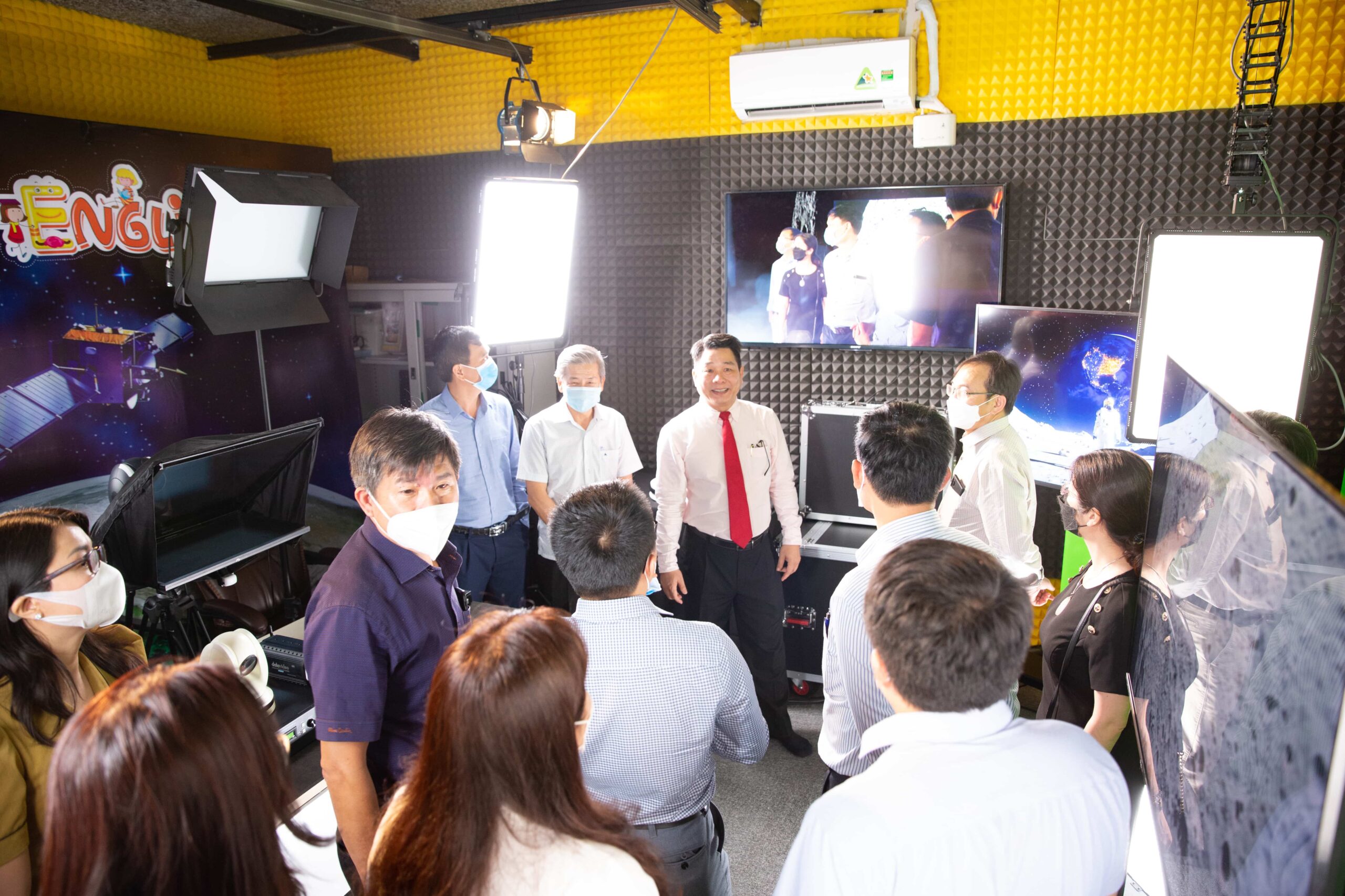 Đoàn tham quan phòng studio tại trung tâm steamzone