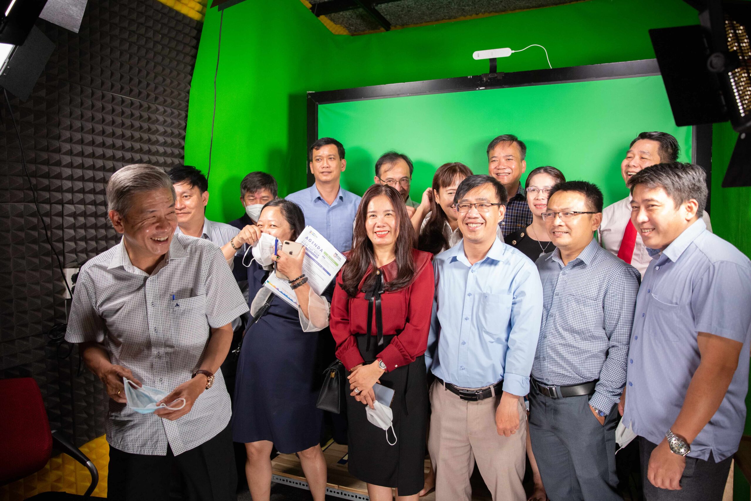 Đoàn tham quan phòng studio tại trung tâm steamzone