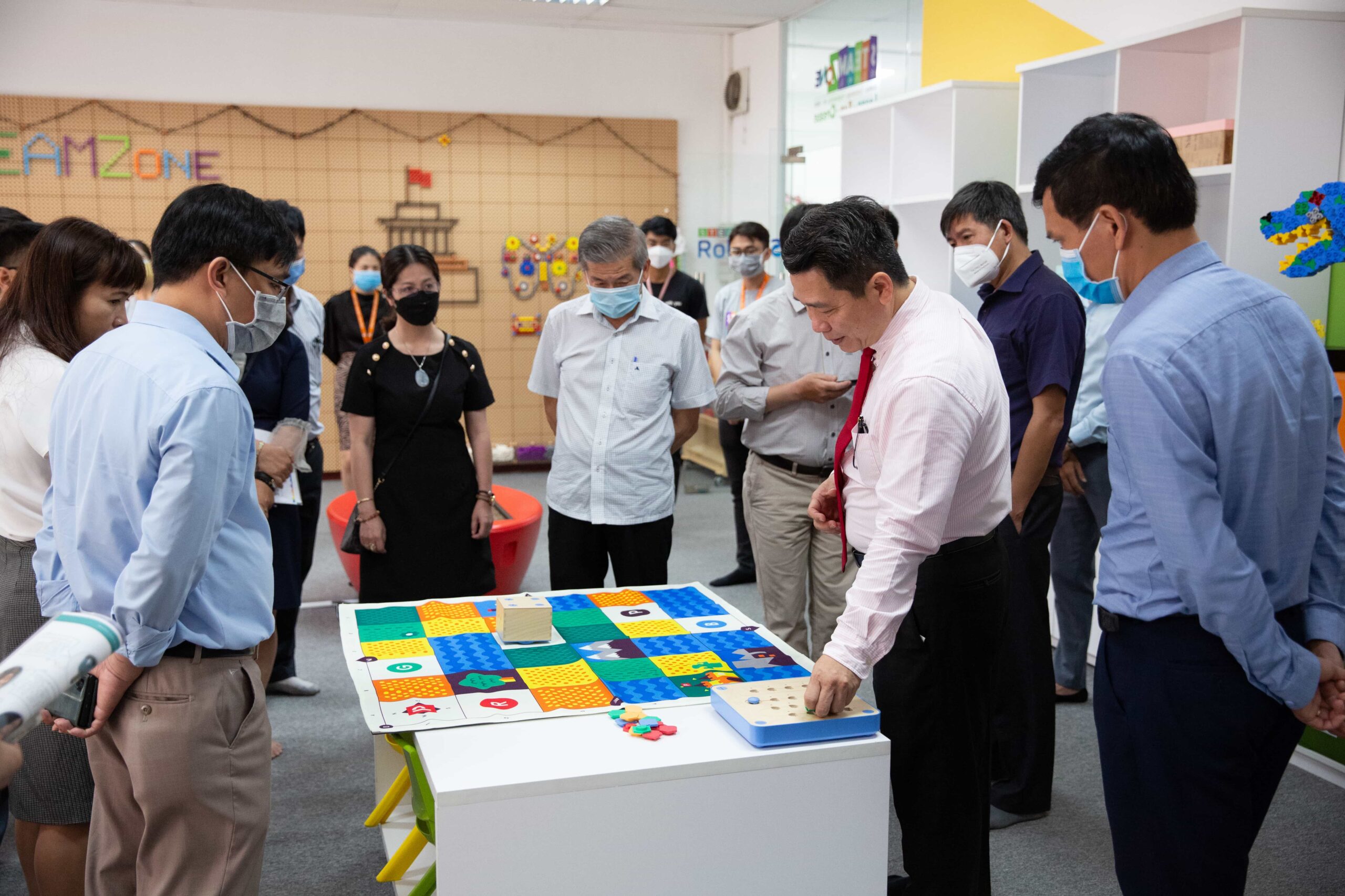 Đoàn tham quan steamrobotics tại trung tâm steamzone