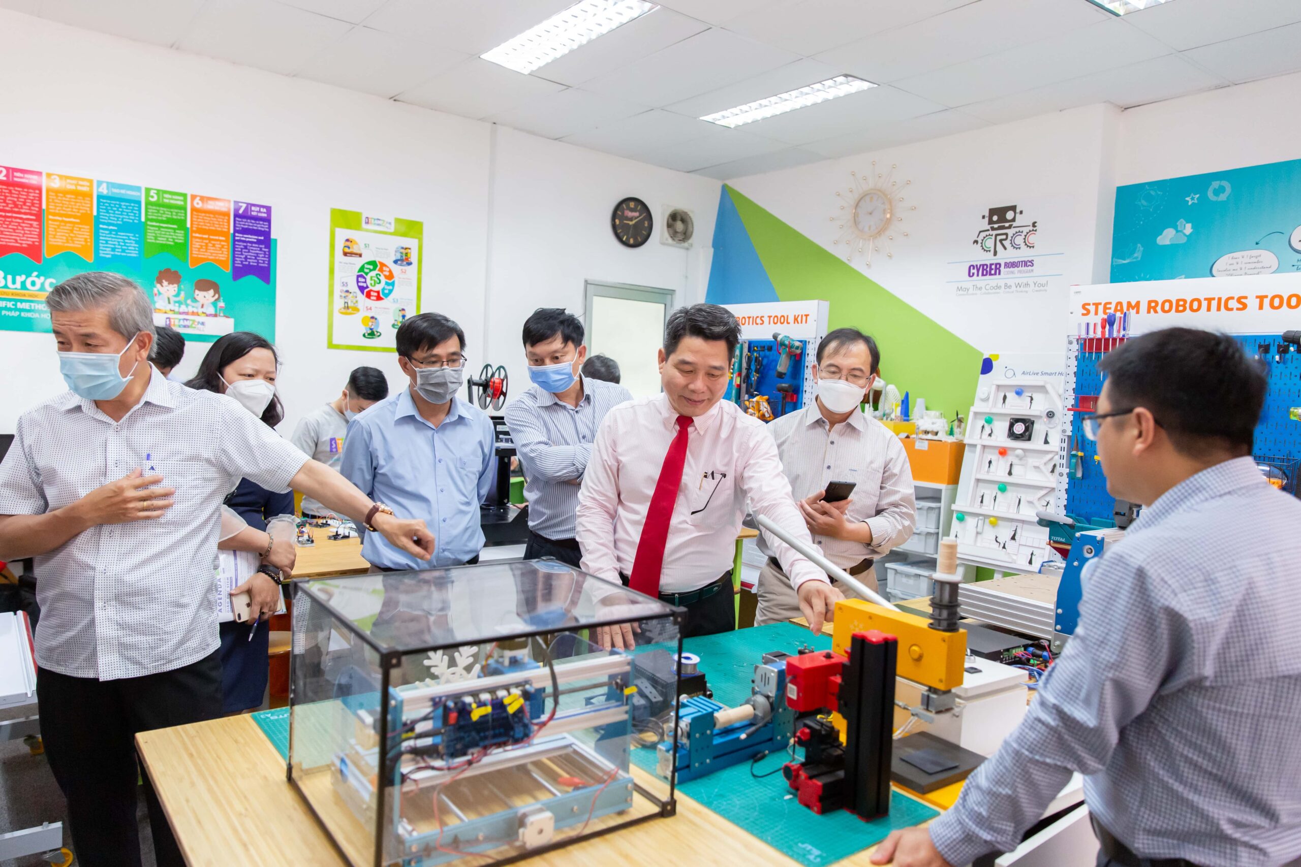 Đoàn tham quan steam robotics