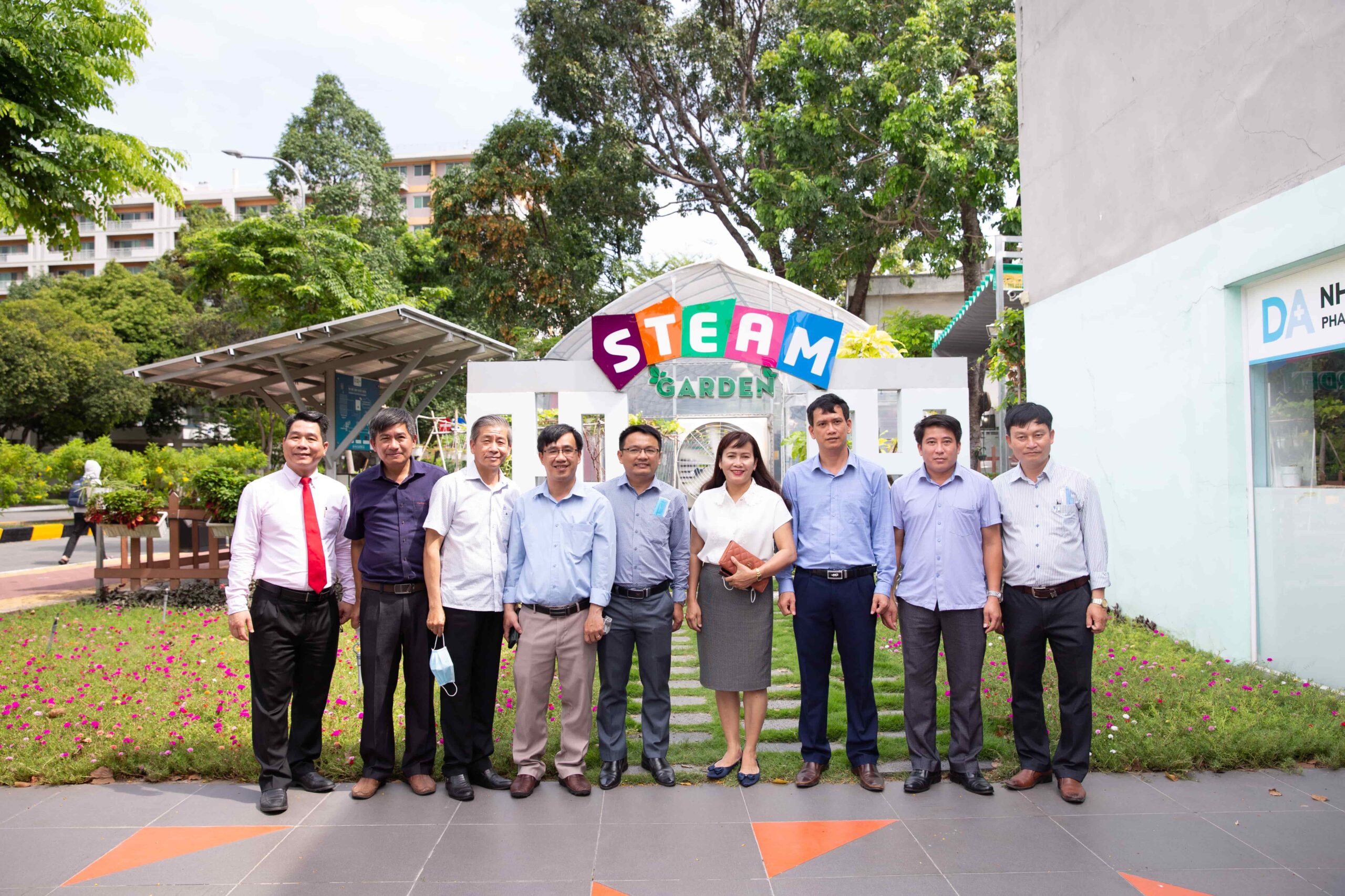 Đoàn tham quan steam garden tại trung tâm steamzone