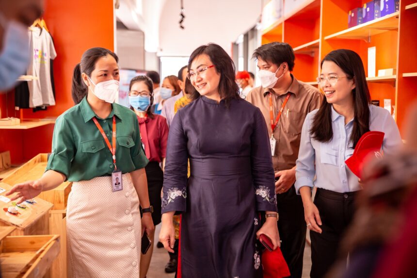 Chiều 23/08/2022, đoàn công tác TP.HCM dưới sự chủ trì của Phó Chủ tịch TP.HCM Phan Thị Thắng đã đến thăm và làm việc tại trung tâm STEAMZone. Chiều 23/08/2022, đoàn công tác TP.HCM dưới sự chủ trì của Phó Chủ tịch TP.HCM Phan Thị Thắng đã đến thăm và làm việc tại trung tâm STEAMZone.