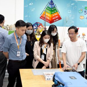 Tiến sỹ Nguyễn Thành Hải đã dẫn đoàn giáo viên từ trường quốc tế Nam Mỹ UTS đến tham quan trung tâm giáo dục STEAMZone ngày 27/4 Tiến sỹ Nguyễn Thành Hải đã dẫn đoàn giáo viên từ trường quốc tế Nam Mỹ UTS đến tham quan trung tâm giáo dục STEAMZone ngày 27/4