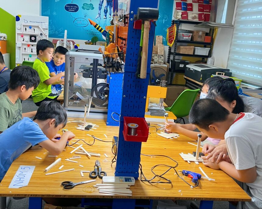 HOẠT ĐỘNG STEM TIỂU HỌC: CHẾ TẠO MÔ HÌNH QUẠT CÂY HOẠT ĐỘNG STEM TIỂU HỌC: CHẾ TẠO MÔ HÌNH QUẠT CÂY