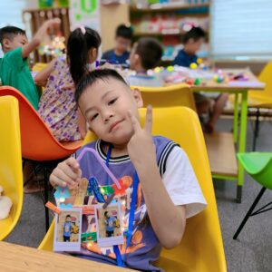 Cùng học viên lớp ST.PRI tham gia hoạt động làm khung ảnh Cùng học viên lớp ST.PRI tham gia hoạt động làm khung ảnh