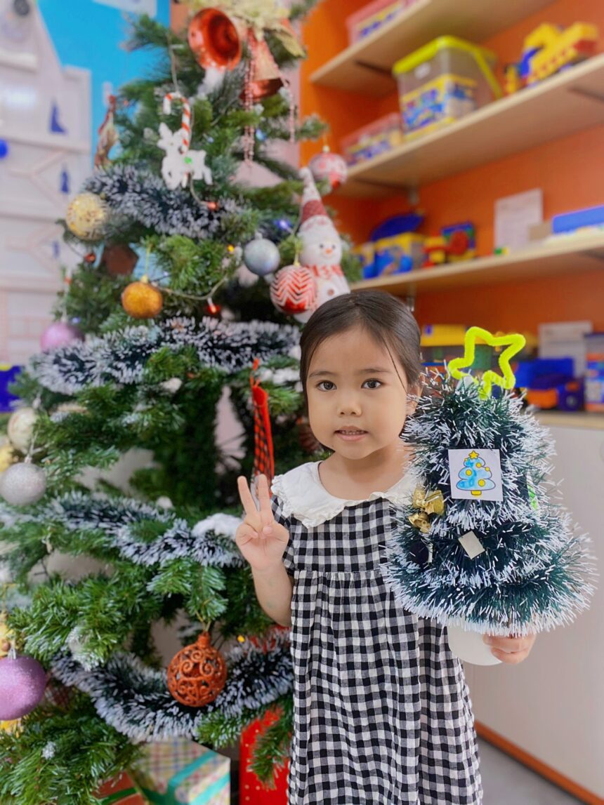 Trải Nghiệm Hoạt Động STEM: Bé Làm Cây Thông Giáng Sinh Trải Nghiệm Hoạt Động STEM: Bé Làm Cây Thông Giáng Sinh