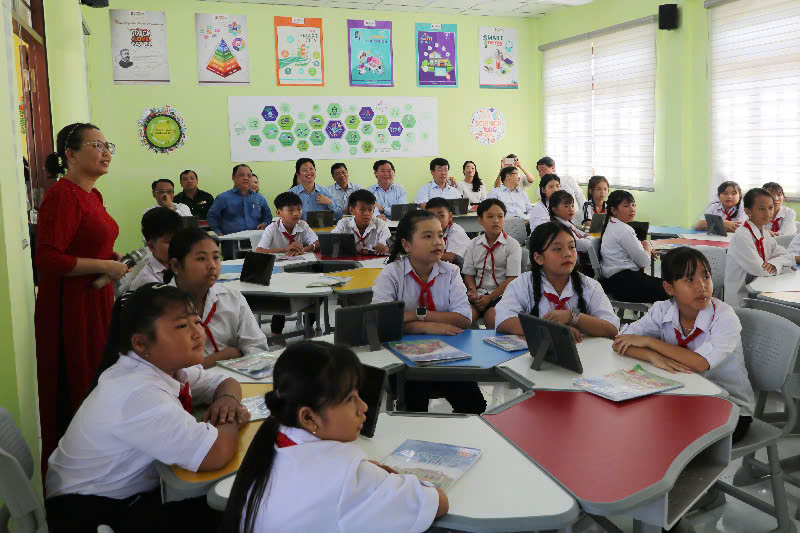 Đại biểu tham quan, trải nghiệm một tiết học ở lớp học số Trường Tiểu học Bình Thạnh
