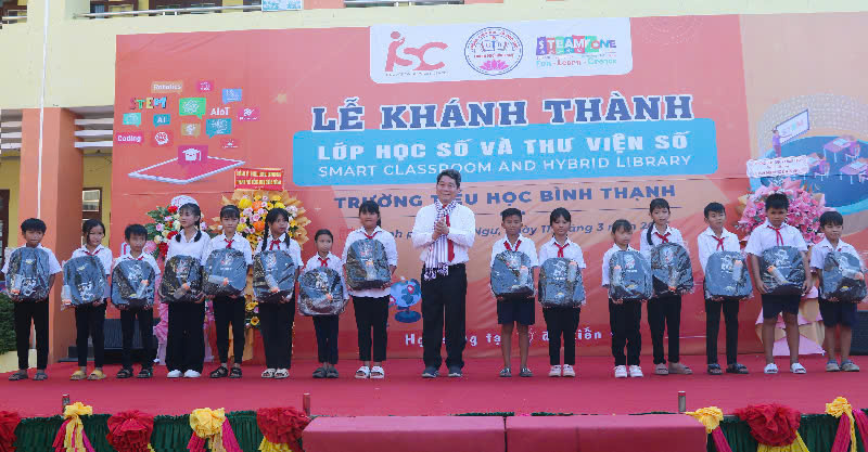 Học sinh có hoàn cảnh khó khăn của Trường Tiểu học Bình Thạnh nhận quà tại buổi lễ