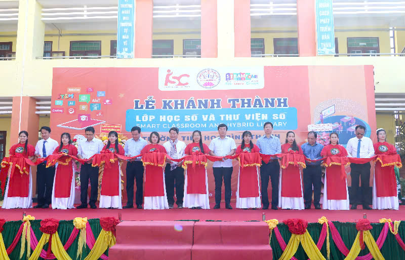 Bí thư Tỉnh ủy Lê Quốc Phong (thứ 8 từ phải sang) cùng đại biểu thực hiện nghi thức cắt băng khánh thành lớp học số và thư viện số Trường Tiểu học Bình Thạnh