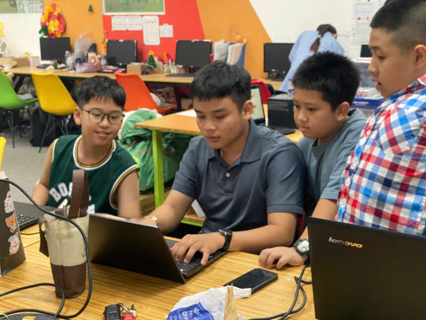 Hoạt động “Vượt chướng ngại vật – Làm chủ điều khiển robot”: Khi con bạn học cách lập trình tương lai Hoạt động “Vượt chướng ngại vật – Làm chủ điều khiển robot”: Khi con bạn học cách lập trình tương lai