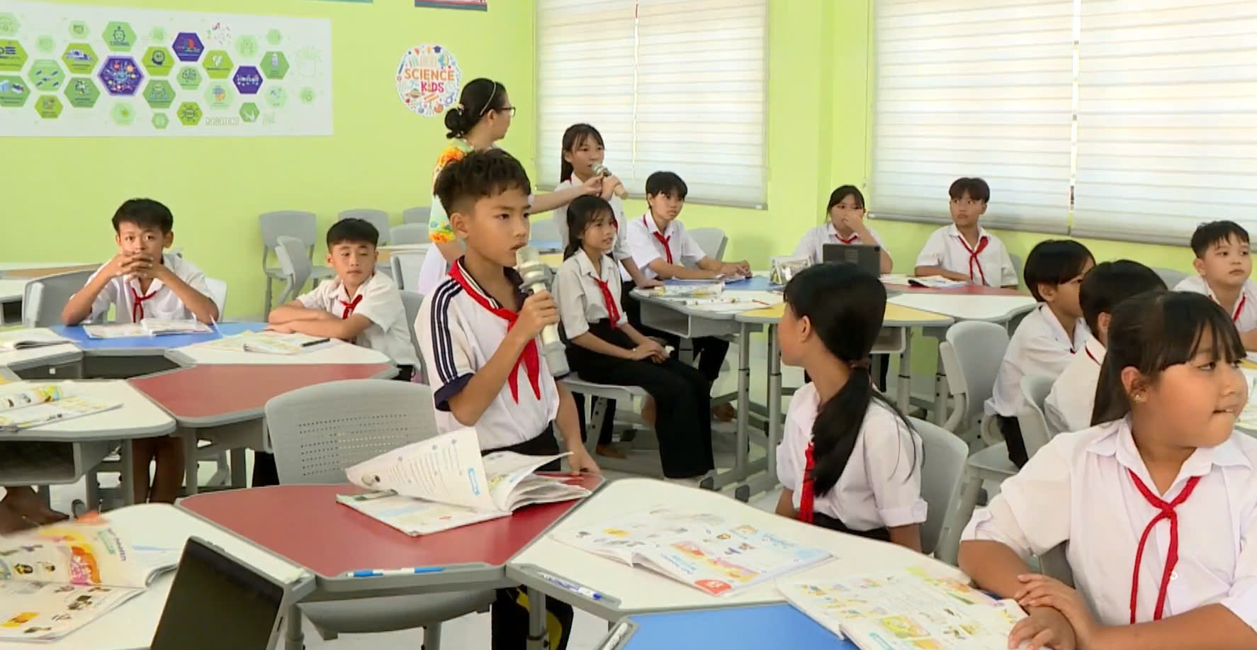 Giáo viên trực tuyến từ thành phố giảng dạy cho các em học sinh tại lớp học số, xóa nhòa khoảng cách địa lý