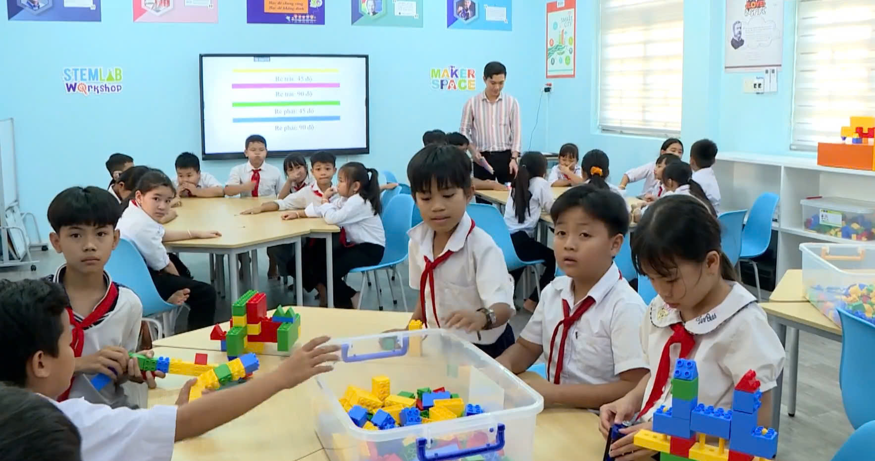 Các em được học với các thiết bị giáo trình tiên tiến