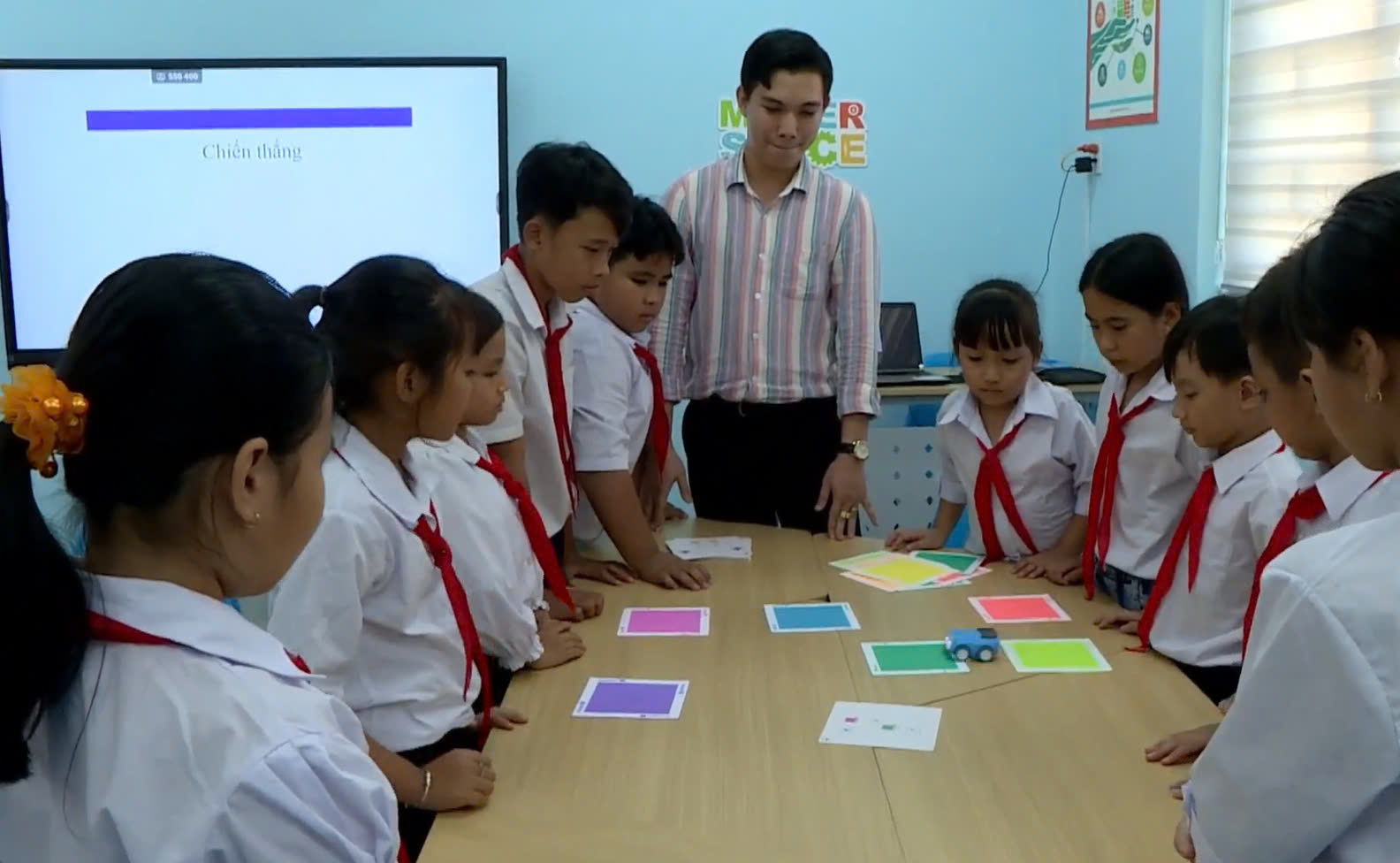 Các em học sinh vui vẻ với thiết bị học tập hiện đại, hứa hẹn tương lai sáng lạn với giáo dục số