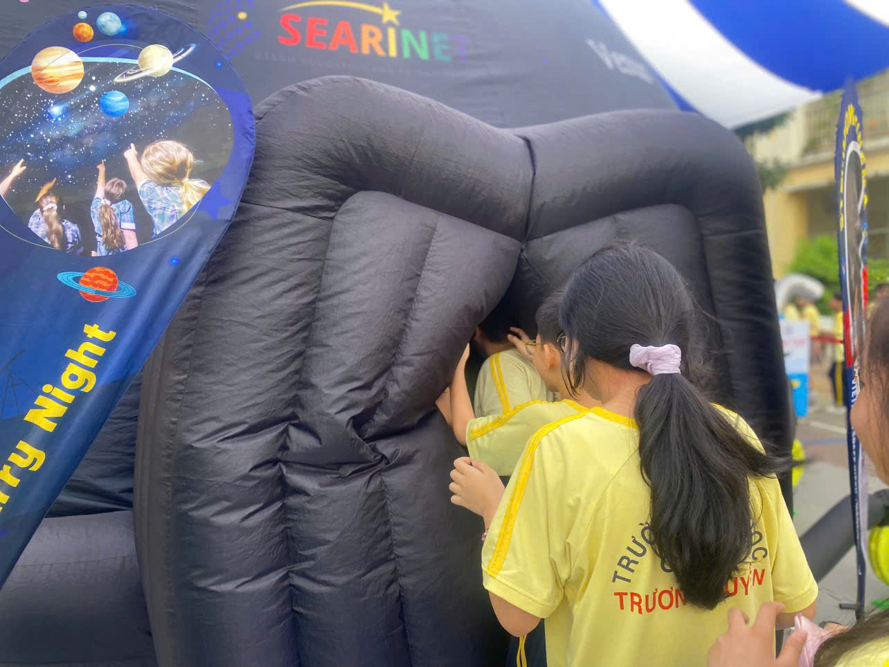 Học sinh Trường Tiểu học Trương Quyền háo hức bước vào rạp phim vũ trụ STEM DOME