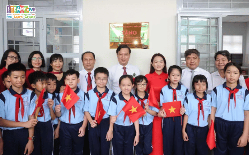 Lanh đạo TPHCM đến thăm trường THCS Nguyễn Trãi nhân khai giảng năm học mới