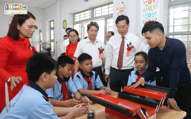Đồng chí Lê Quốc Phong tham quan phòng học STEM